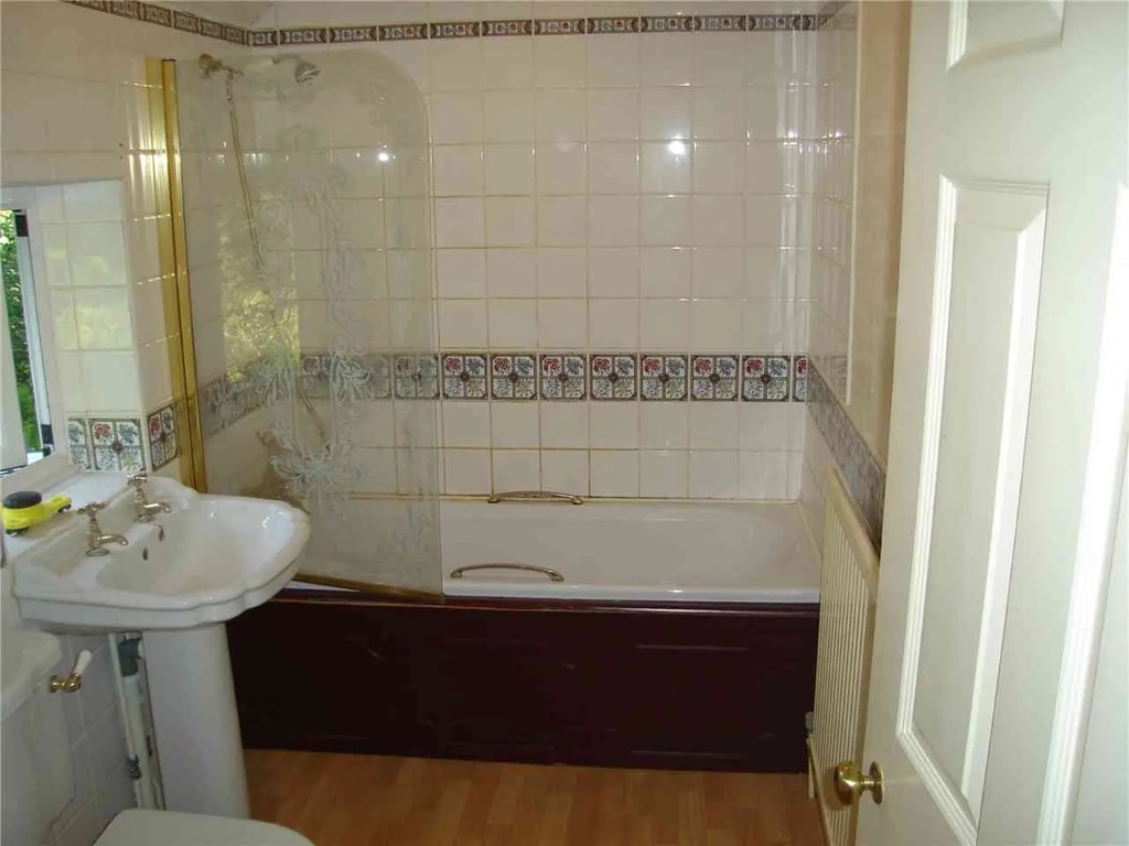 Original bathroom before refurbishment